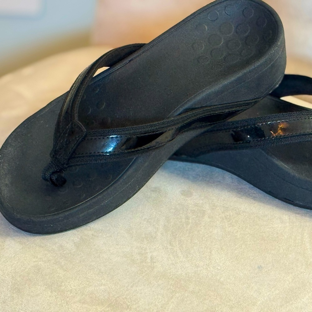 VIONIC High Tide, size 6, black, flip flops in REALLY GOOD preowned condition!